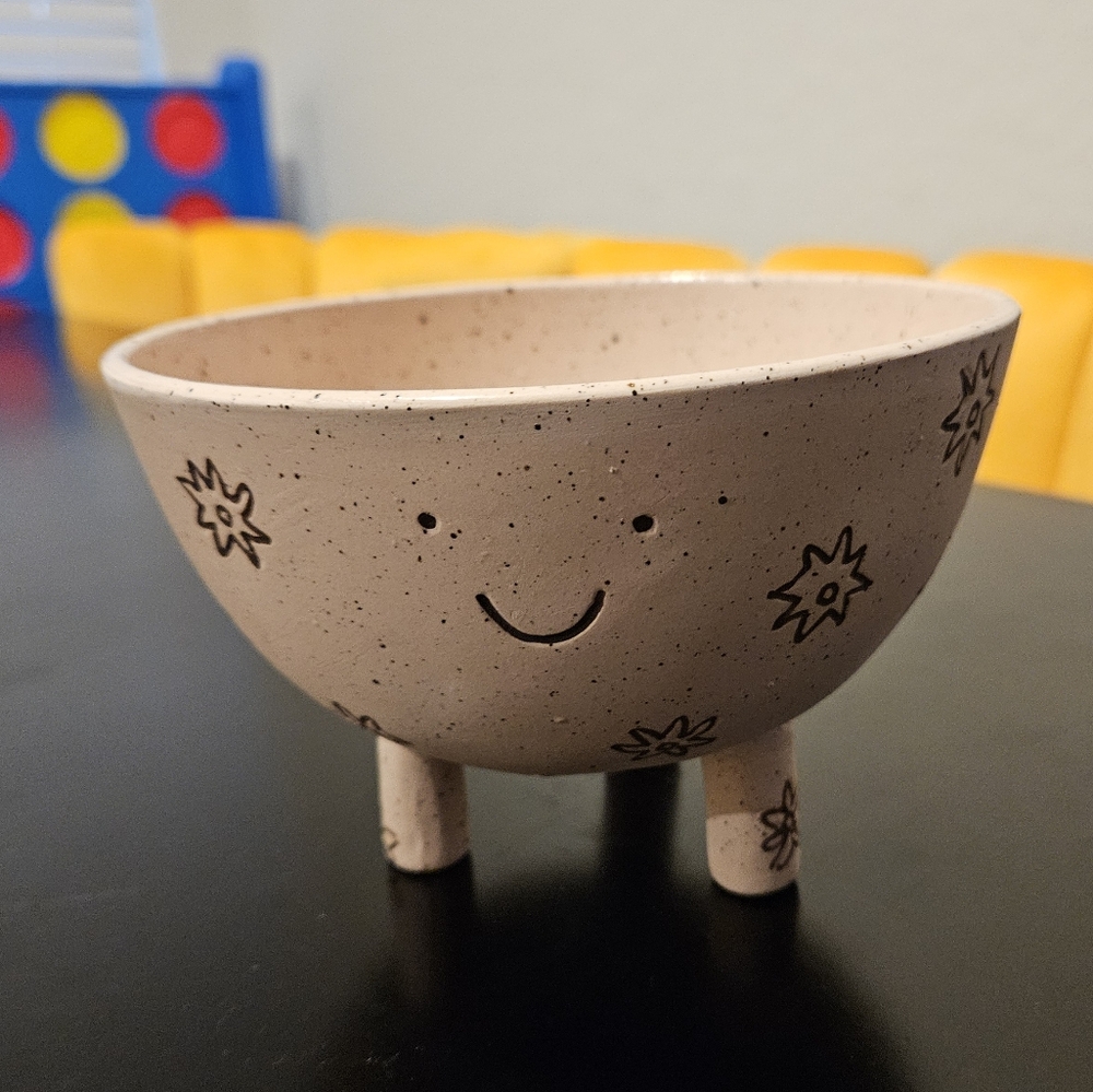 Charming Cream Ceramic Planter - Picture 2 of 6